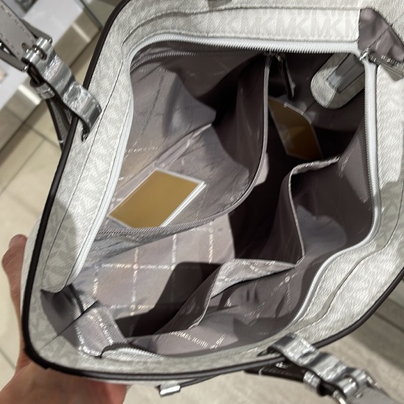MICHAEL KORS OUTLET
Jet Set Medium Logo Pocket Tote Bag
Optic White/Silver 
NWT - Picture 14 of 16